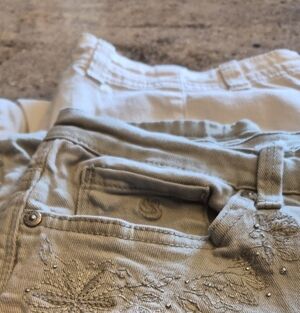 Gloria Vanderbilt Silver Embellished Capris Vintage